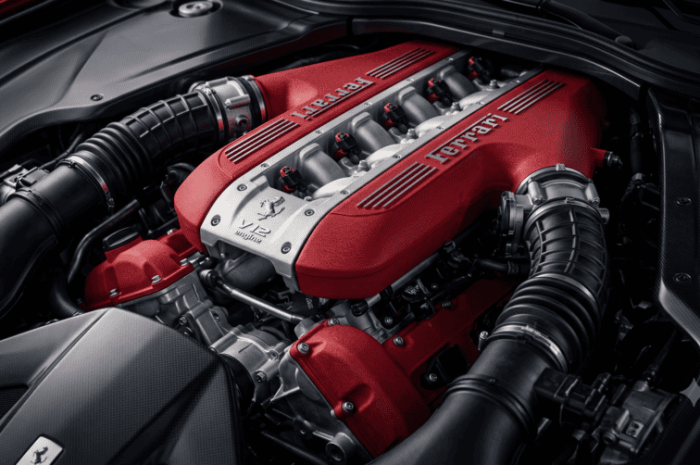 伝統のV12エンジンが刻む至高の鼓動